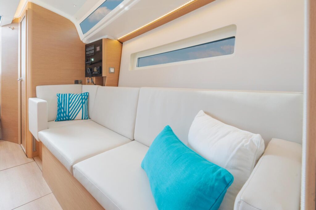 Sun Odyssey 350